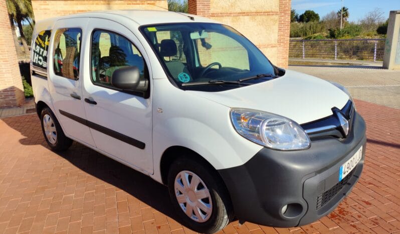 renault kangoo combi en valencia segunda mano. blanca con 5 puertas, 2 de ellas deslizantes laterales. motor 1.5dci diesel fiable. furgoneta ocasion valencia.